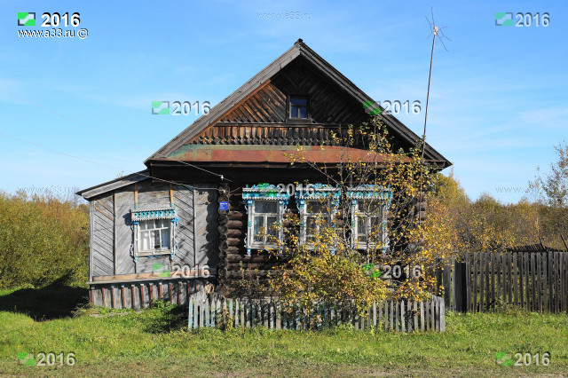 Типичный пятистенок на три окна с выпуском - прикладом, классика сельской архитектуры в Чертково. Дом 38 по улице Советской