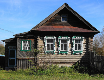 Типичный русский деревенский деревянный дом, сруб-пятистенок на три окна
