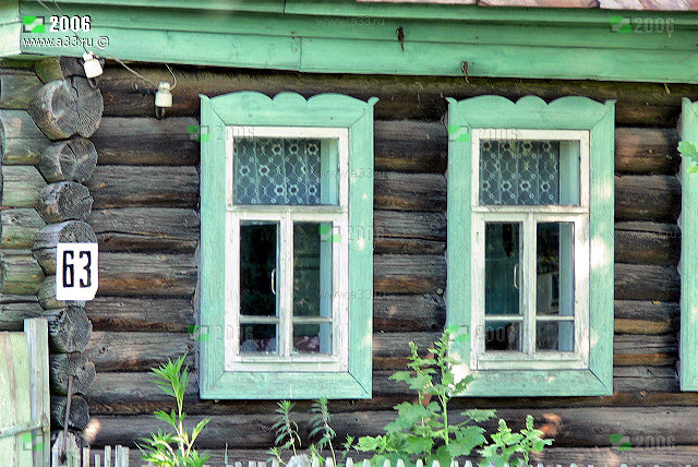 Деревянные наличники дома 63 на улице Советской в Дуброво Селивановского района Владимирской области
