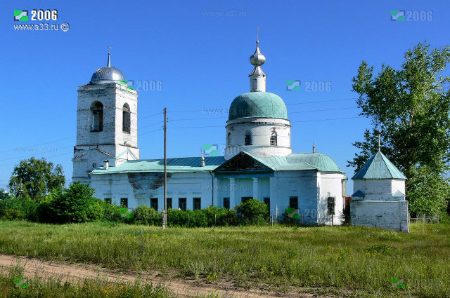 Вид Троицкой церкви в Дуброво Селивановского района Владимирской области и башенки ограды с юго-востока