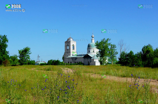 Церковь Живоначальной Троицы в Дуброво Селивановского района Владимирской области находится в центре села на просторном высоком месте