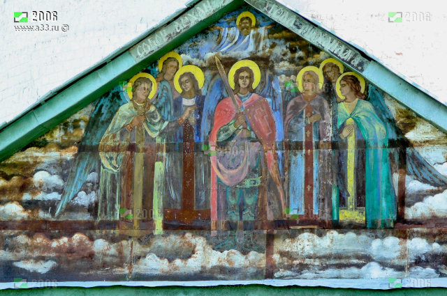 Фронтоны четверика Троицкой церкви в Дуброво Селивановского района Владимирской области расписаны по листам железа