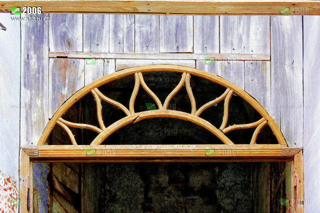 Оригинальная деревянная фрамуга на входе в церковь Ильинское Селивановский район Владимирская область