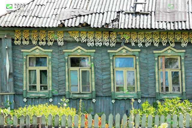 Старые деревянные наличники окон с пропильным наборным кровельным подзором Ильинское Селивановский район Владимирская область