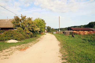 основная и наиболее протяжённая улица деревни Юромки Селивановского района Владимирской области неасфальтированная