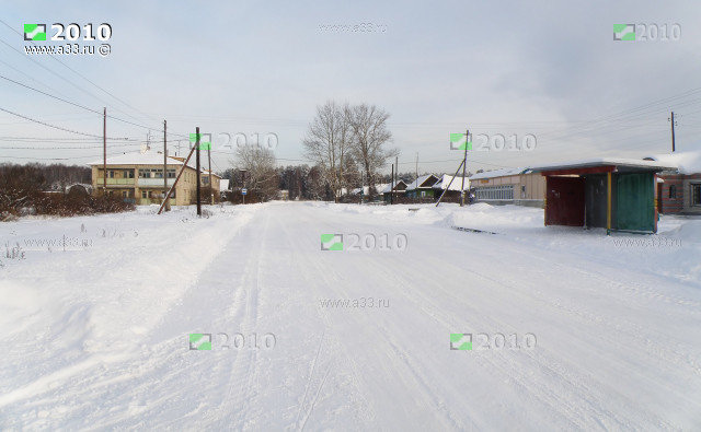 Центр деревни Копнино с автобусной остановкой и магазинами