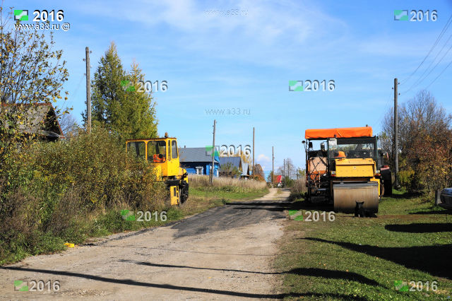 Строительная техника на ремонте дороги заночевала в деревне Курково. В качестве платы за гостевую стоянку заасфальтировали три квадратных метра улицы