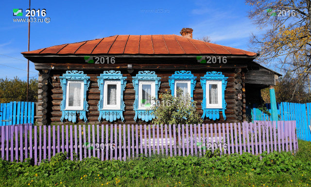 Дом 42 в деревне Курково. Деревянные наличники окон имеют старообрядческий мотив подол внизу каждого окна