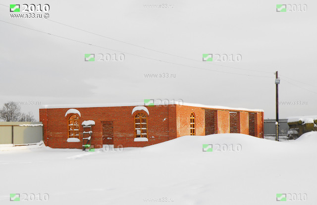 Вид когда скитский гараж в селе Матвеевка Селивановского района Владимирской области только строился и стоял без крыши кирпичной коробкой