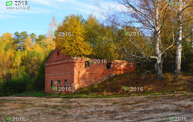 Старое здание мельницы или завода при реке Колпь у села Матвеевка Селивановского района Владимирской области