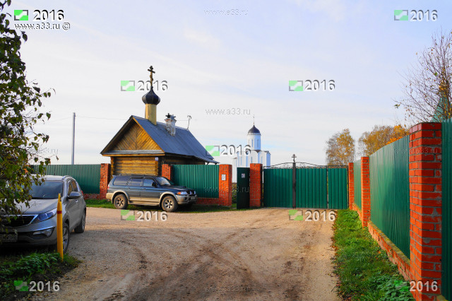 Центральные въездные ворота в скит всё обустроено как небольшой монастырь в селе Матвеевка Селивановского района Владимирской области