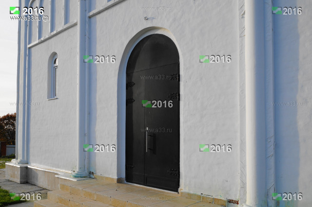 Боковой вход в церковь в селе Матвеевка Селивановского района Владимирской области железная дверь