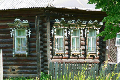 Деревянные наличники окон дома 22 в Некрасово Селивановского района Владимирской области