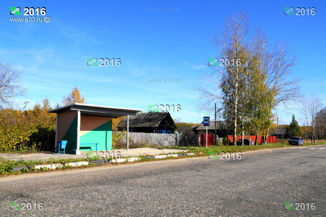 Автобусная остановка в центре деревни Некрасово Селивановского района Владимирской области - фотография