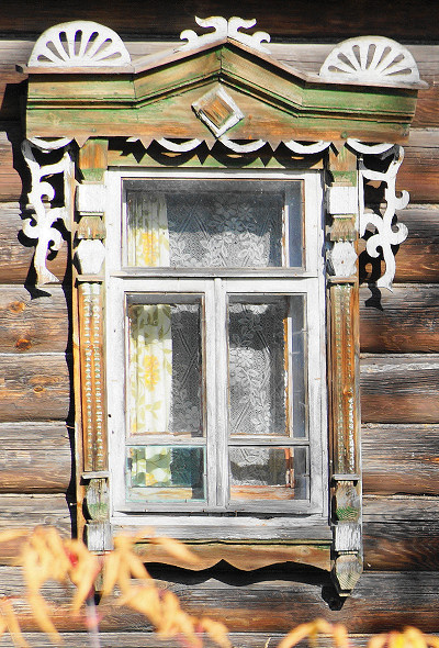 Деревянный наличник окна дома 22 в Некрасово Селивановского района Владимирской области
