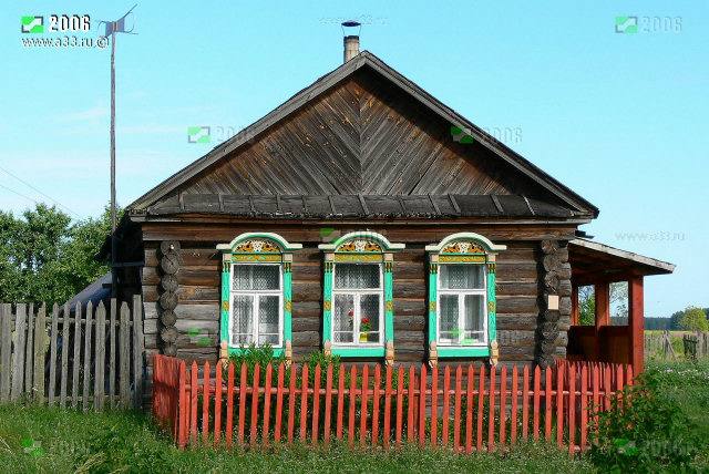 Изба на три окна с зелёными наличниками в селе Никулино Селивановского района Владимирской области