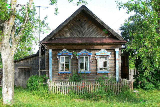 Русская изба с резными наличниками в селе Никулино Селивановского района Владимирской области