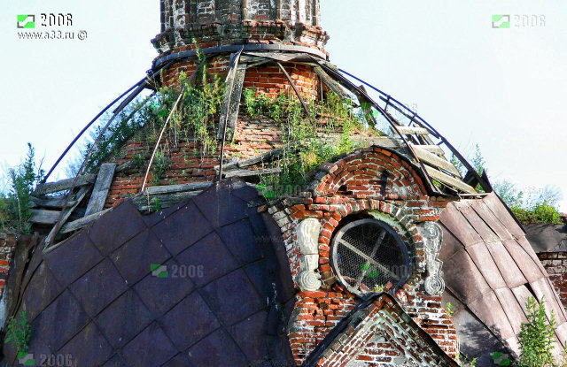 Остатки покрытия купола восьмерика Спасской церкви в селе Никулино Селивановского района Владимирской области