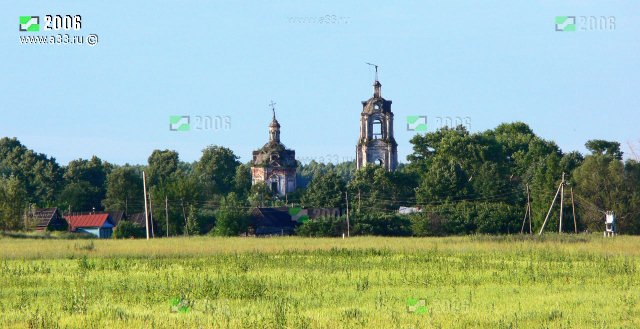 Панорама Спасской церкви с севера в окружающей застройке села Никулино Селивановского района Владимирской области