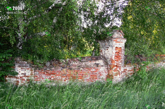 Западный участок ограды Спасской церкви в селе Никулино Селивановского района Владимирской области в ретроспективе 2006