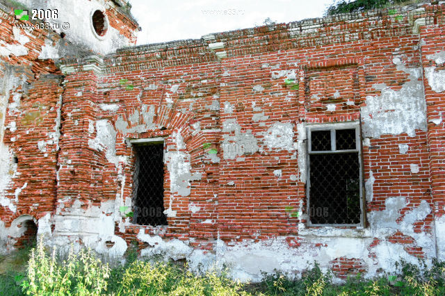 Фасад трапезной Спасской церкви в селе Никулино Селивановского района Владимирской области
