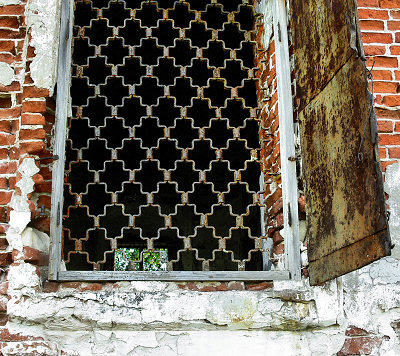 крещатая кованая решетка окна Спасской церкви в селе Никулино Селивановского района Владимирской области