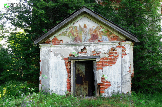 Западный вход Спасской церкви в селе Никулино Селивановского района Владимирской области в ретроспективе 2006
