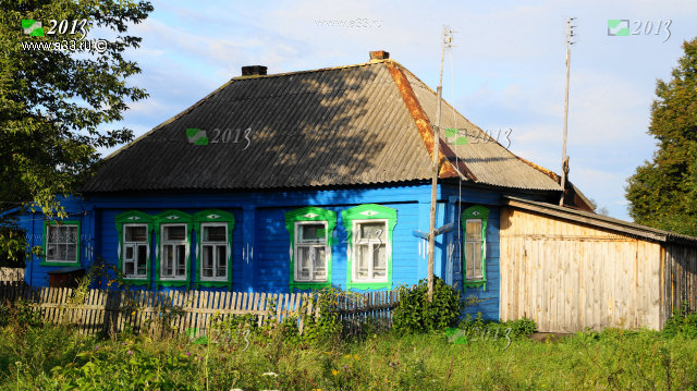 Жилой дом крашеный голубой краской в селе Никулино Селивановского района Владимирской области