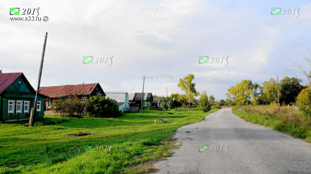 Главная улица села Никулино Селивановского района Владимирской области названия не имеет нумерация домов разделена по четной и нечетной сторонам