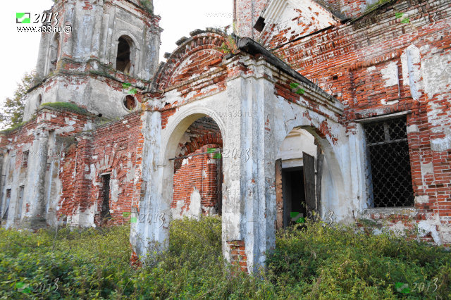 Южное крыльцо и южный вход Спасской церкви в селе Никулино Селивановского района Владимирской области