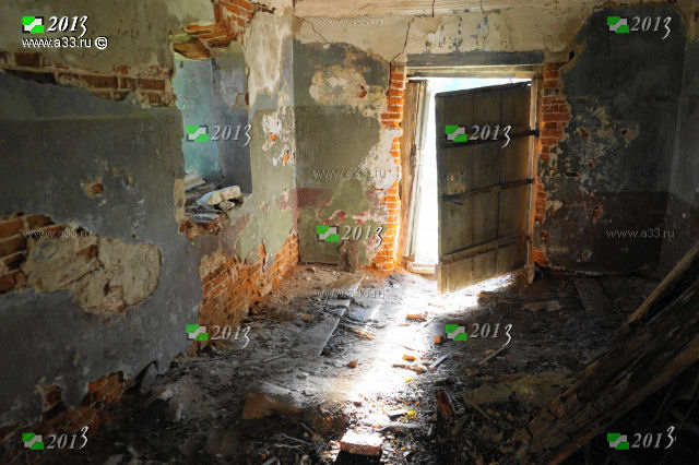 Вход в разорённый вандалами храм в селе Никулино Селивановского района Владимирской области