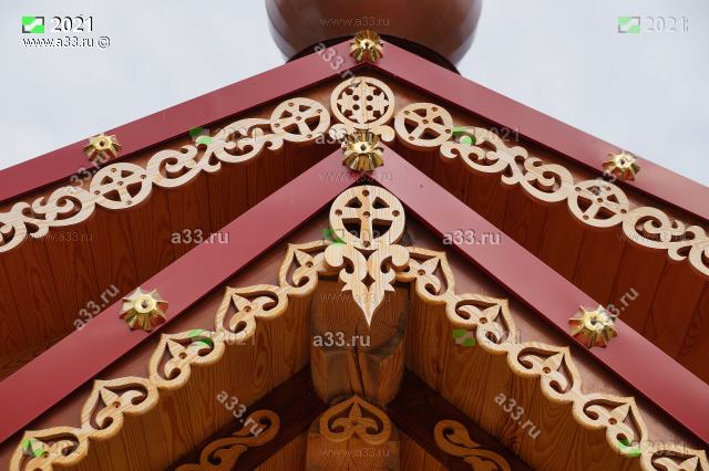 2021 Деревянные узорчатые подзоры на крыльце Георгиевской церкви в посёлке Новлянка Селивановского района Владимирской области