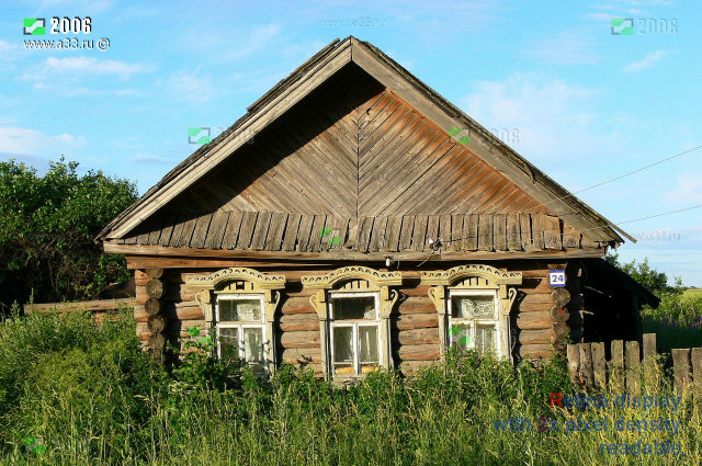Вросший в землю дом 24 в деревне Санчугово Селивановского района Владимирской области