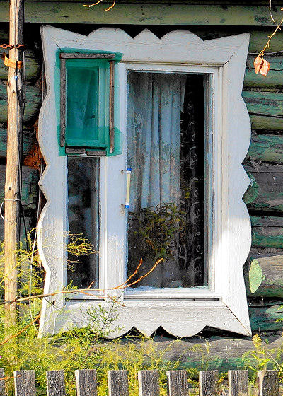 Деревянные наличники окон в архитектуре советского периода в деревне Скалово Селивановского района Владимирской области