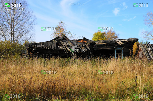 Руины по четной стороне улицы в деревне Скалово Селивановского района Владимирской области