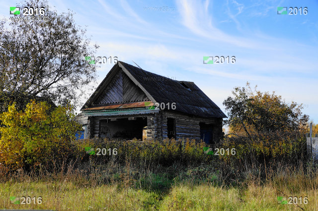 Нежилой дом в деревне Скалово Селивановского района Владимирской области с выбитыми простенками трех окон на лицевом фасаде