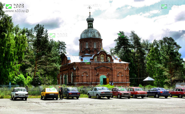 Автостоянка перед кладбищем и церковью в урочище Спас-Железино Селивановского района Владимирской области