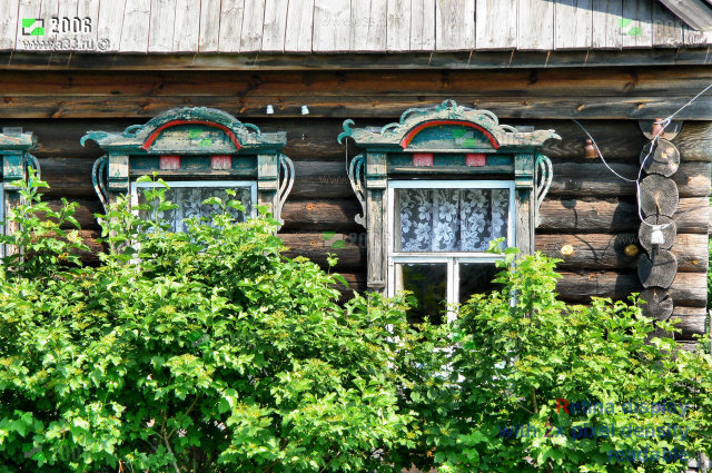 Окна традиционной крестьянской избы в Троицко-Колычёво Селивановского района Владимирской области
