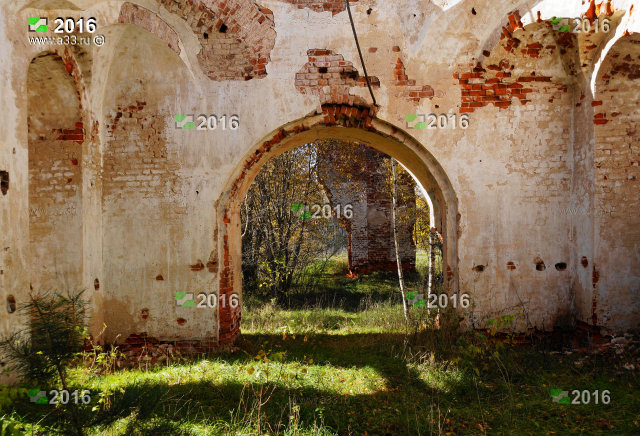 Западный входной портал Никольской церкви урочища Замотринский погост Селивановского района Владимирской области