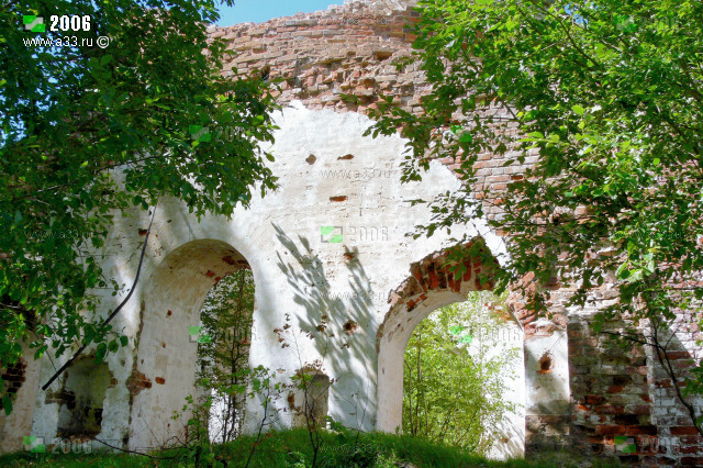 Когда-то эта стена была в интерьере алтарной части Никольской церкви урочища Замотринский погост Селивановского района Владимирской области 2006
