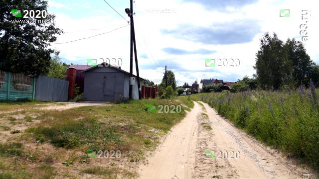 Главная улица деревни Артюшино Собинского района Владимирской области в районе первых домов