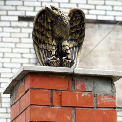 птица из латуни на столбе въездных ворот ограды дома 2 в деревне Артюшино Собинского района Владимирской области