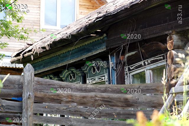 Старинные деревянные резные наличники сохранившиеся на доме 9 в деревне Артюшино Собинского района Владимирской области