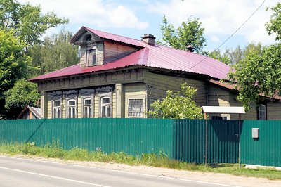 Дом 3 в деревне Федурново Собинского района Владимирской области в 2020 году после установки забора