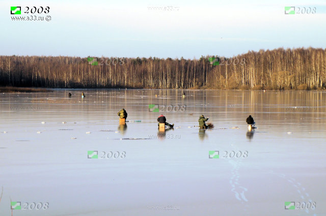 Водохранилище на реке Федотовка. Подлёдный лов рыбы при аномальном начале зимы 2008 года