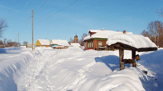 2006 Вид на дом 14 в деревне Мещера Собинского района Владимирской области от колодца при доме 16 зимой