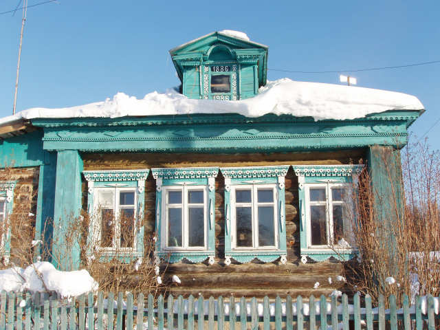 Главный фасад дома 16 в деревне Мещера Собинского района Владимирской области в 2006 году