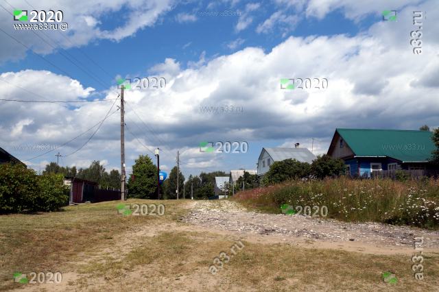 2020 Главная улица деревни Мещера Собинского района Владимирской области в районе домов 10 и 12 летом