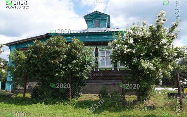 Главный фасад дома 16 в деревне Мещера Собинского района Владимирской области в 2020 году