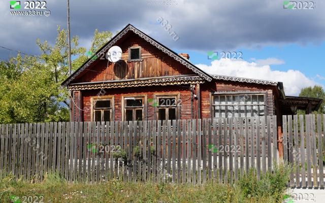 2022 Домик на три окна с деревянной резьбой в деревне Омофорово Собинского района Владимирской области